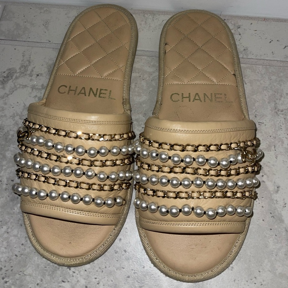 Pre-owned size small 38.5 Beige Chanel pearls & chains slippers.